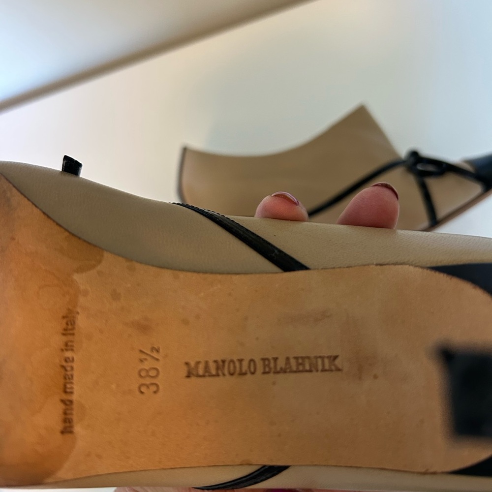 Manolo Blahnik - Beige & Black Patent Leather Pumps – Size 38.5 - Picture 9 of 9